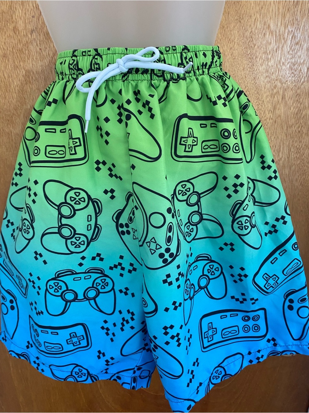 SHEIN Green to Blue Gradient Gamer Print Kids Shorts